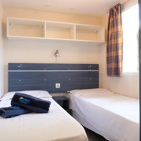 Happy Camp Mobile Homes In Karavomilos キャンプ場 サミ