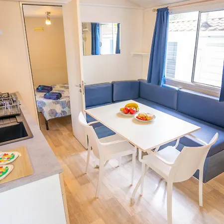 キャンプ場 Happy Camp Mobile Homes In Karavomilos