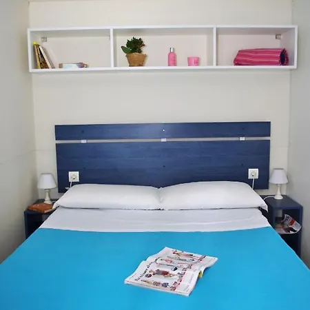 Happy Camp Mobile Homes In Karavomilos אתר קמפינג סאמי